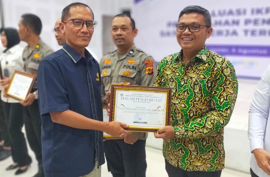 Kelola Anggaran Terbaik, KPPN Jambi Ganjar Kanwil Kemenag Jambi Dua Penghargaan